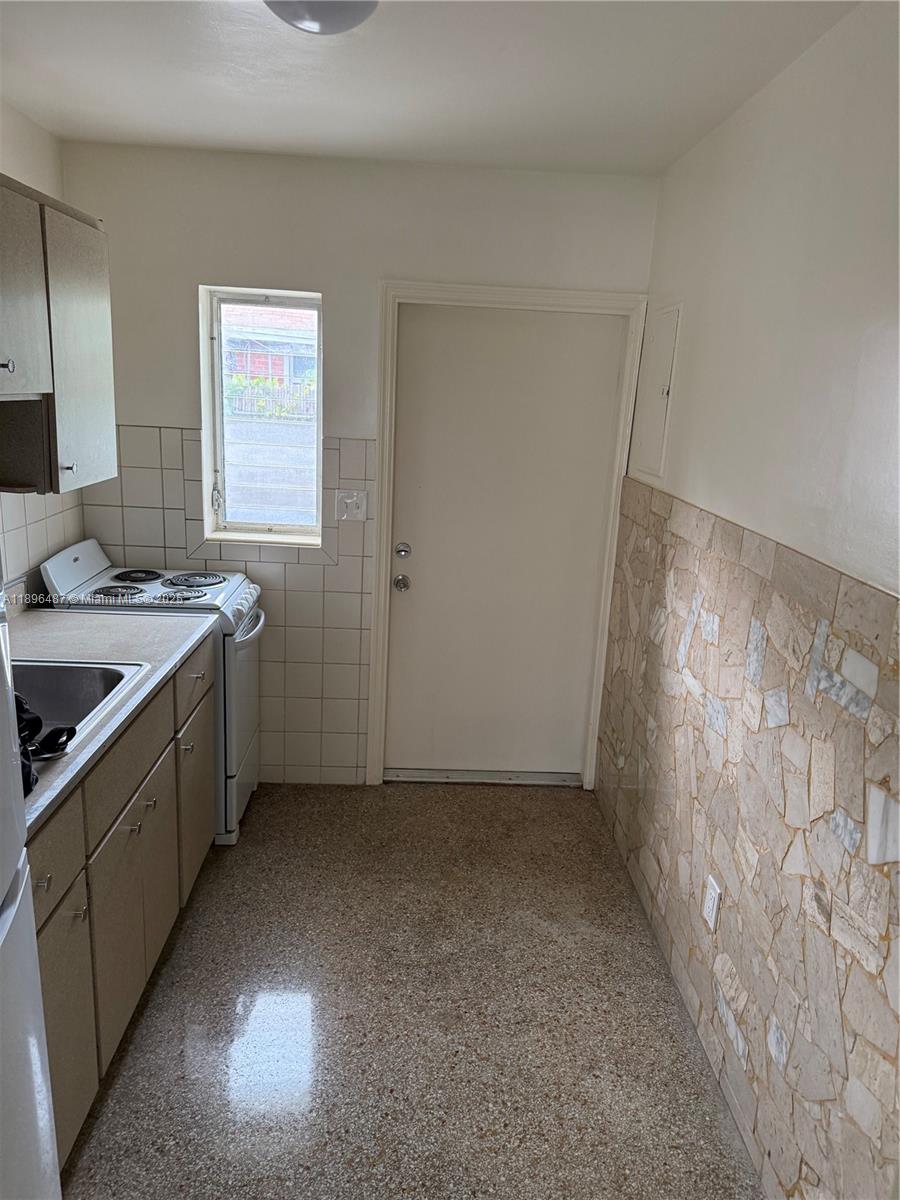 Great location off the river and right next to everything downtown has to offer. Walking distance to art and entertainment and the New River. 2 bedrooms and 2 baths with spacious living room, closets, terrazzo floors and galley kitchen. If you are after location and affordability, you found the right place!
Background and credit check to be paid for by applicant. No evictions please.
