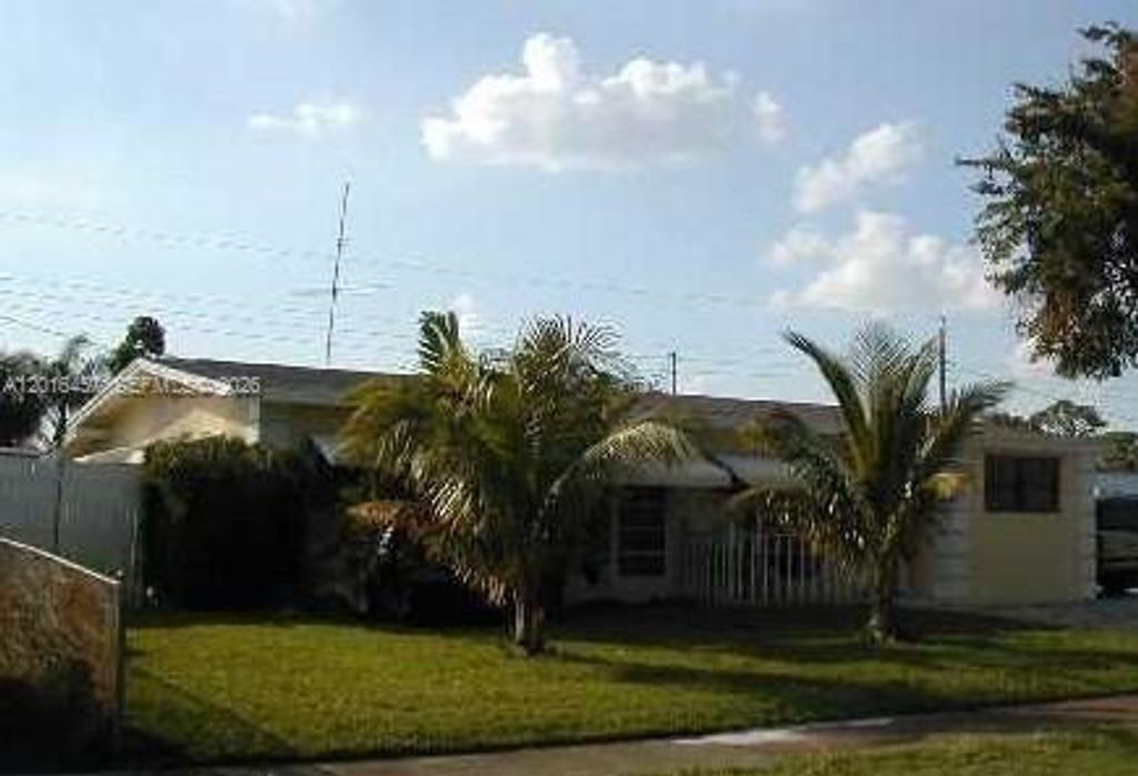 Photo of 907 S 11th St, Lantana, FL 33462 (MLS # A12016457)