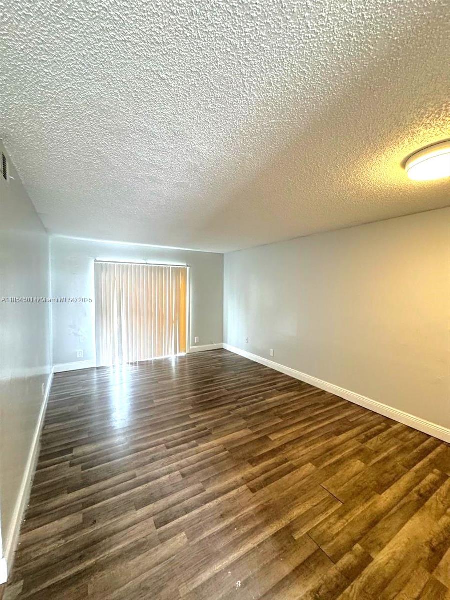 This charming 2/1 apartment is ready to become your home.
Situaded in Riviera Beach, this apartment combines comfort, style, and convenience to offer you a great living experience.
