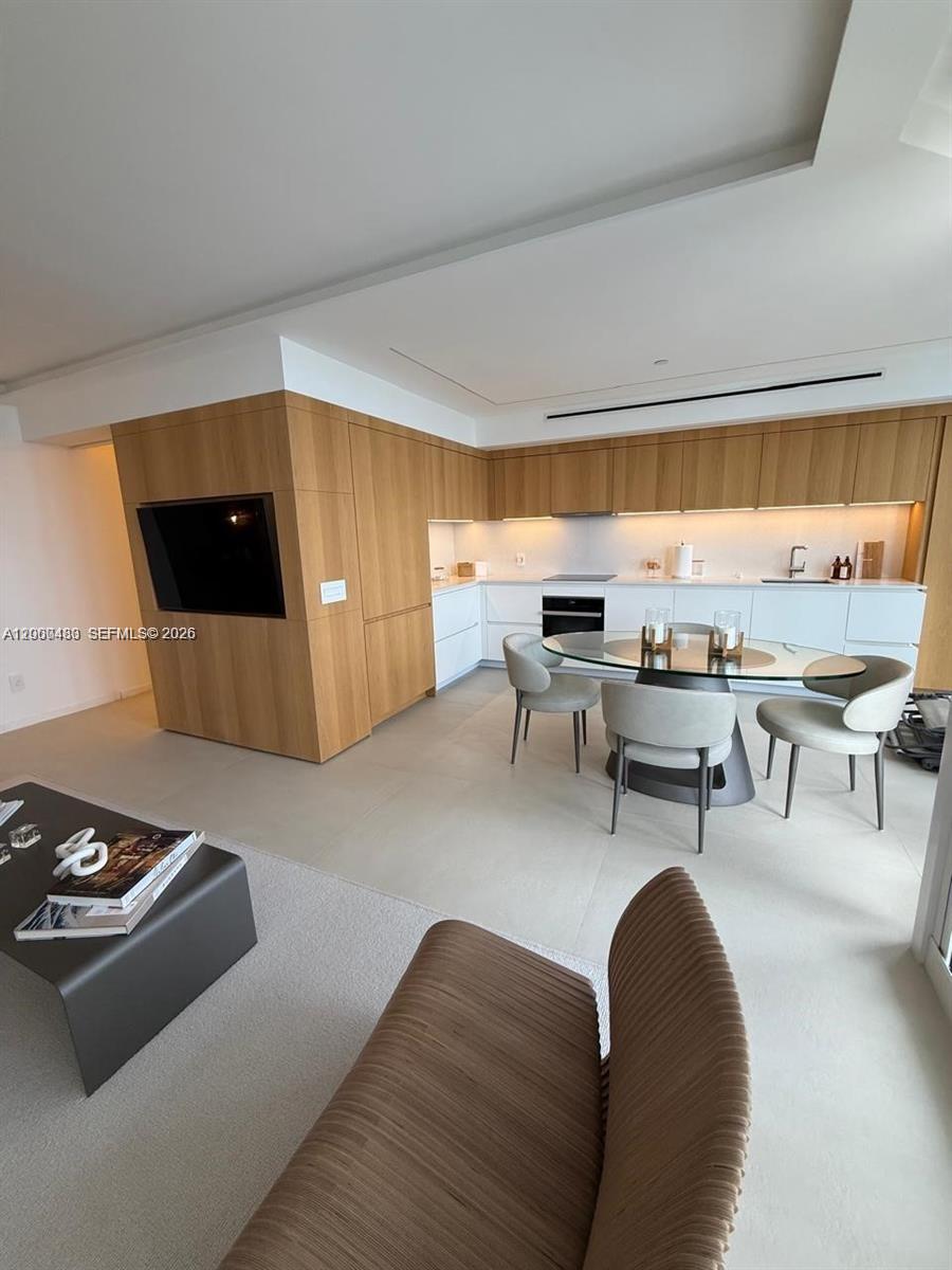 4775 Collins Ave 3706