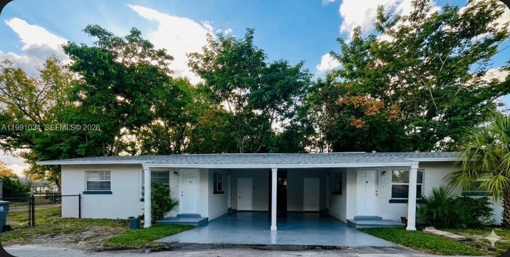 Photo of 627 Washington Avenue, Lake Wales, FL 33853 (MLS # A11991034)