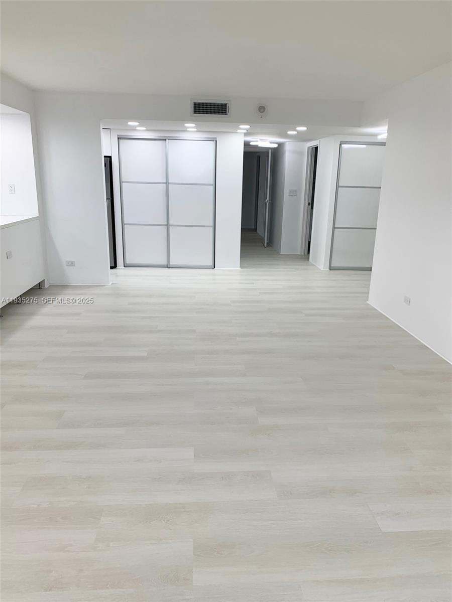 WINSTON TOWERS 500 CONDO - Residential