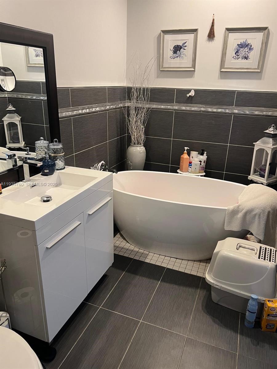 BISCAYNE HIGHLANDS - Residential