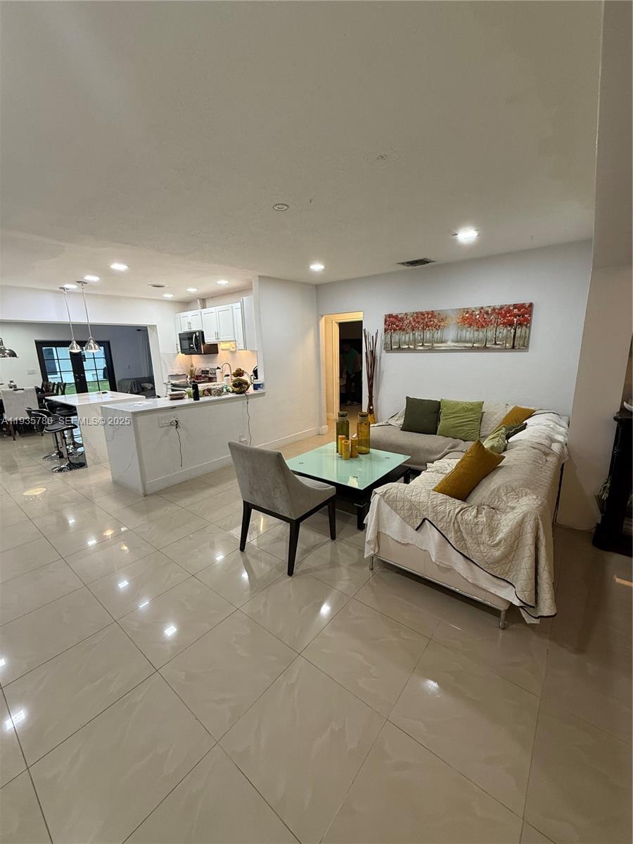 BISCAYNE HIGHLANDS - Residential