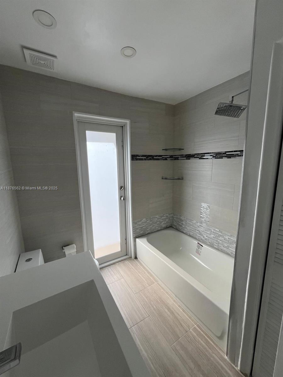 SUNRISE GOLF VILLAGE SEC - Residential Lease