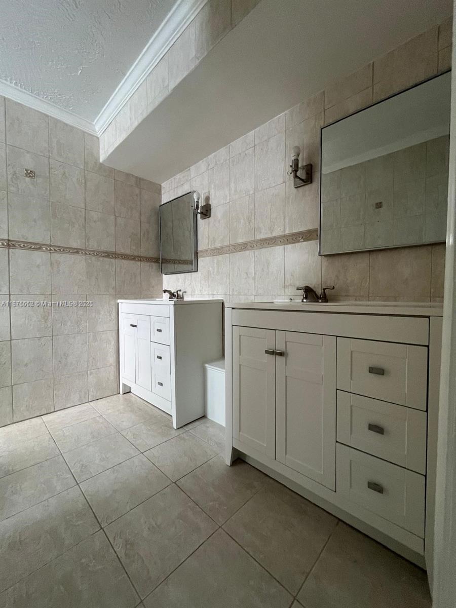 SUNRISE GOLF VILLAGE SEC - Residential Lease