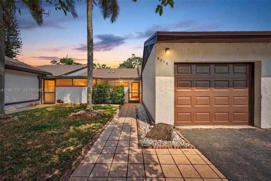 Beautifully maintained 2-bed, 2-bath villa-style condo in the sought-after Wedgewood community. This move-in-ready home features a spacious open floor plan with vaulted ceilings and a serene garden/Golf view. Community amenities include a clubhouse and pool, all located minutes from shopping, dining, and major highways