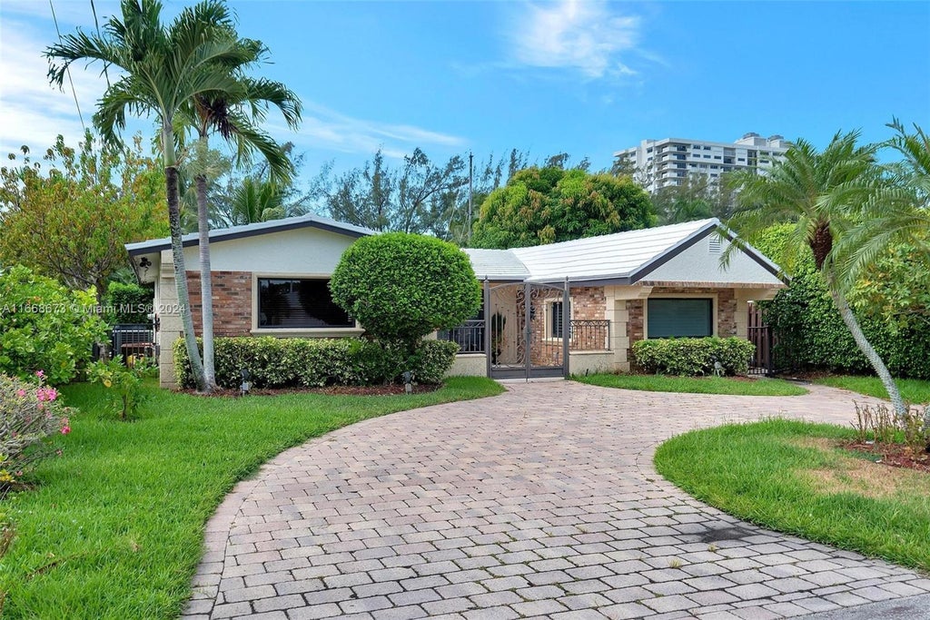 Photo of 2720 SE 14th St, Pompano Beach, FL 33062 (MLS # A11668673)