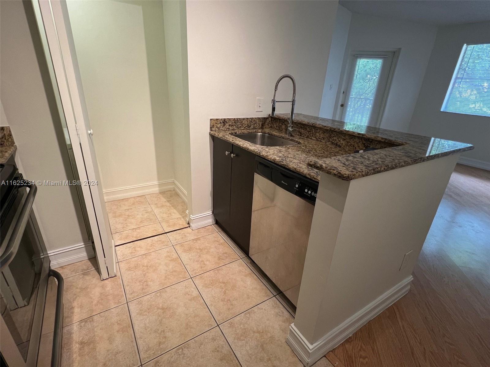 HOLLYWOOD PARC CONDOMINIU - Residential Lease
