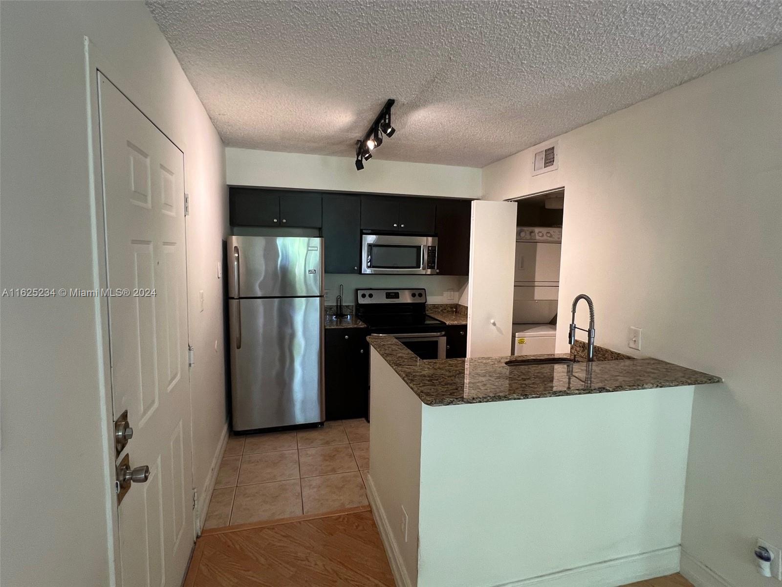 GORGEOUS 1 BED 1 BATH IN HOLLYWOOD PARC WITH BALCONY AND ADDITIONAL STORAGE. UPDATE UNIT. SS APPLIANCES, GRANITE COUNTERS. WASHER/DRYER IN THE UNIT, WALK-IN CLOSET THIRD FLOOR. VAULTED CEILINGS GREAT AMENITIES, COMPLEX OFFERS 2 POOLS, BBQ AREA, TENNIS COURT AND GYM.
GREAT LOCATION CLOSE TO I-95, 595, TURNPIKE, SUPERMARKETS, MAJOR HIGHWAYS, FORT LAUDERDALE AIRPORT, MINUTES TO DOWNTOWN HOLLYWOOD AND HOLLYWOOD BEACH. NO PETS. Equal Housing Opportunity.