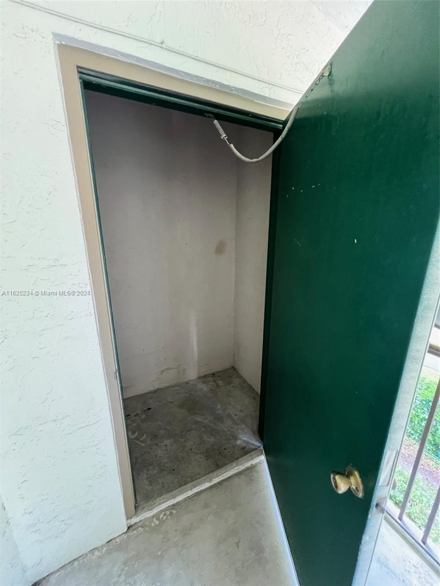 HOLLYWOOD PARC CONDOMINIU - Residential Lease