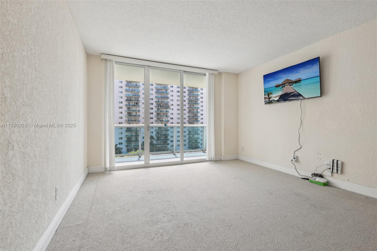 19390 Collins Ave 712