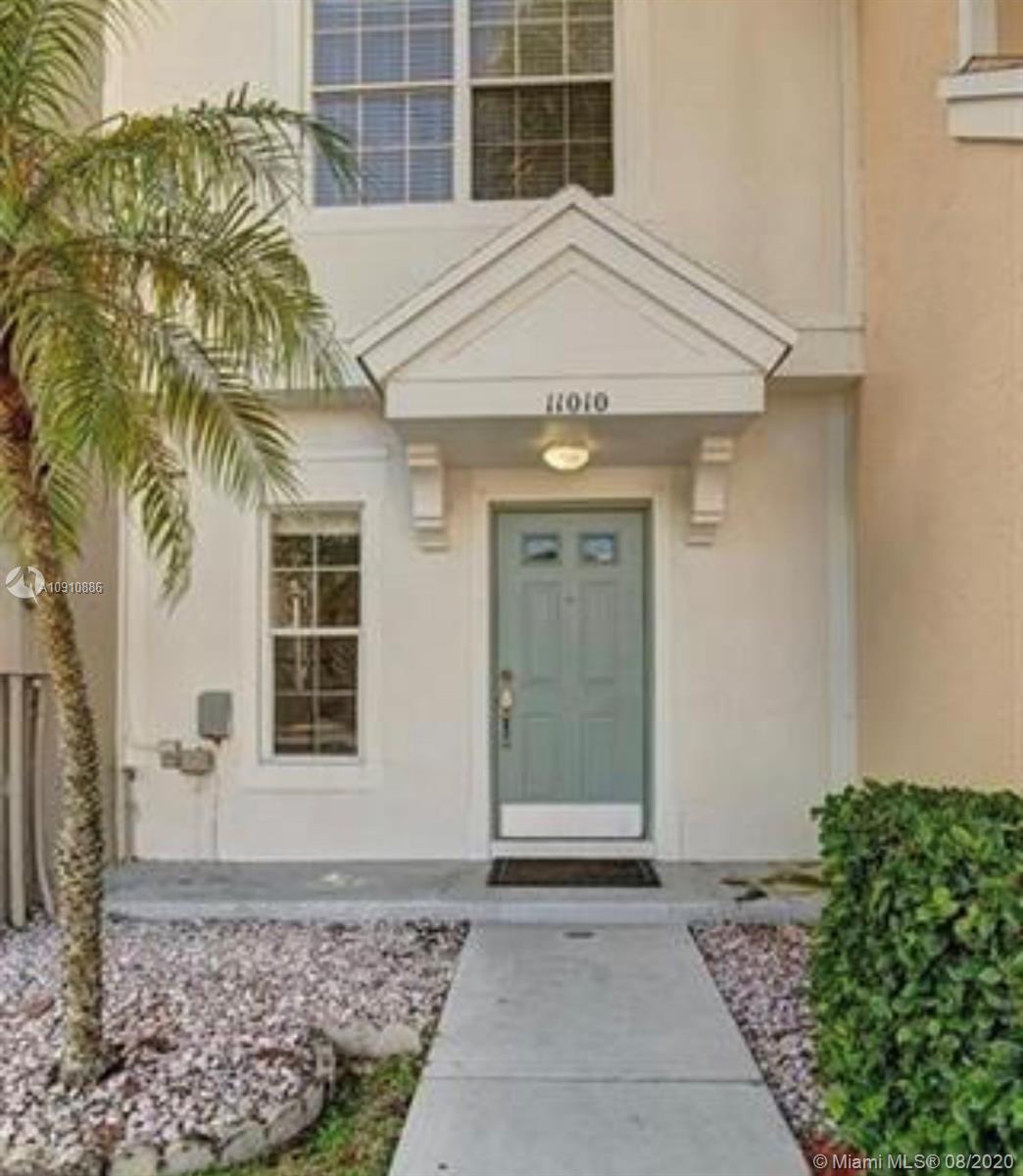 Beautiful Townhome, Perfect for families, 2 beds 1.5 baths, hall, bedrooms and stairs have laminate floors, first floor tile. Washer/dryer inside unit, huracane shutters,
screened porch pool and recreational area view with easy access to all amenities pool tennis court basquetball court volleyball court.
PET FRIENDY
LOCATION!!! in the private community of Sanibel, easy access to main highways.
Owner is willing to leave the living and dinnig room.
UNITS GO QUICKLY