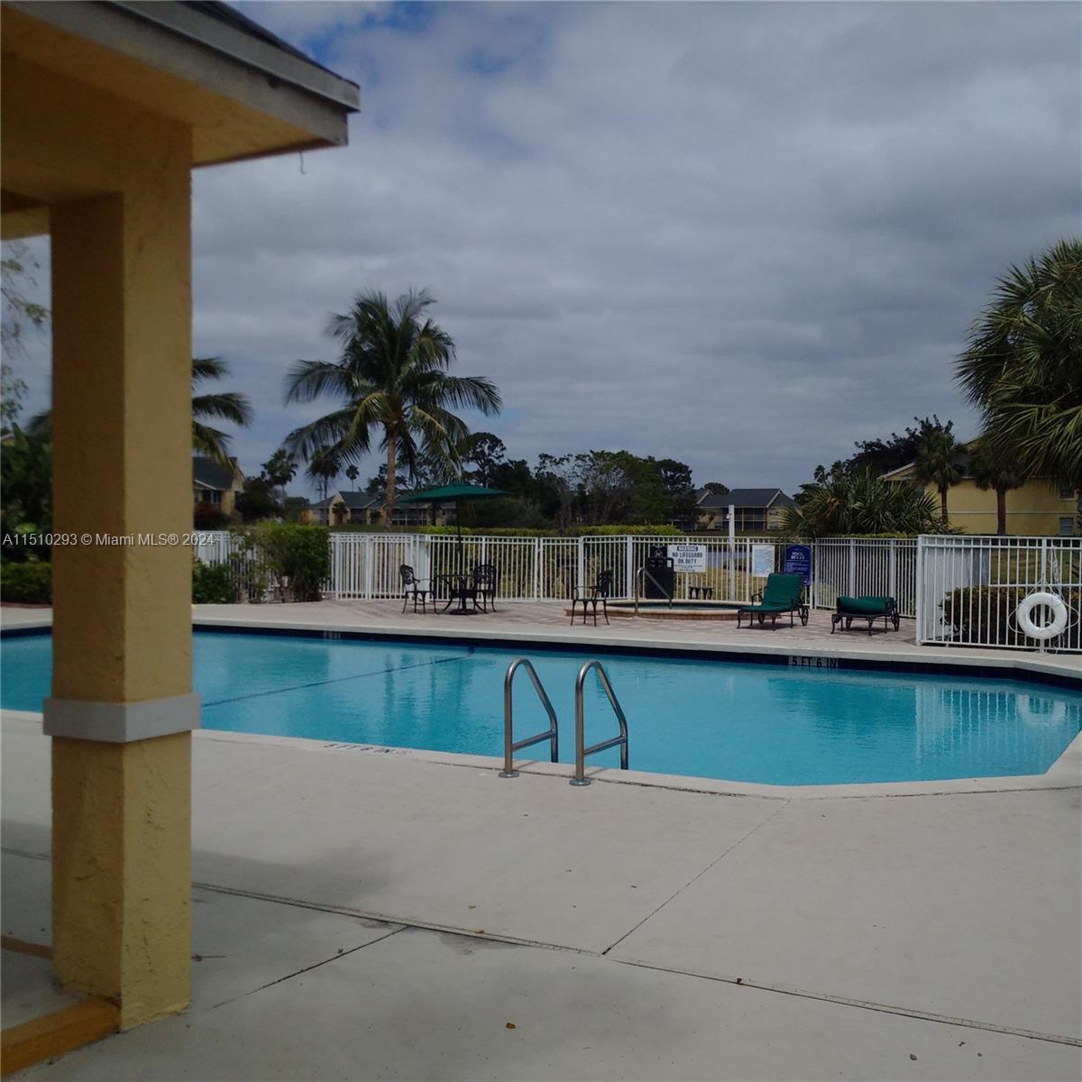 BREEZES AT PALM AIRE COND - Residential