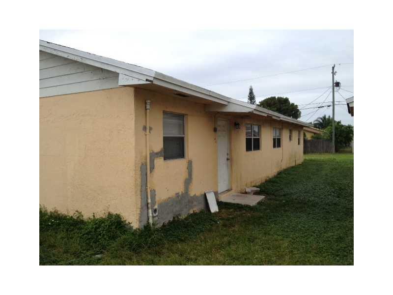 4/2 SHORT SALE JUST APPROVED BY LENDER AT 80,000. HAS LONG TERM SECTION 8 TENANT AT $1300/MONTHLY. ORIGINAL INVESTOR CAN NOT CLOSE FOR PERSONAL REASONS AS OF 7/14/14. MUST CLOSE BY 7/21/14. FANTASTIC INVESTMENT PROPERTY & A GREAT DEAL. Commissions wi ll be split equally between brokers.