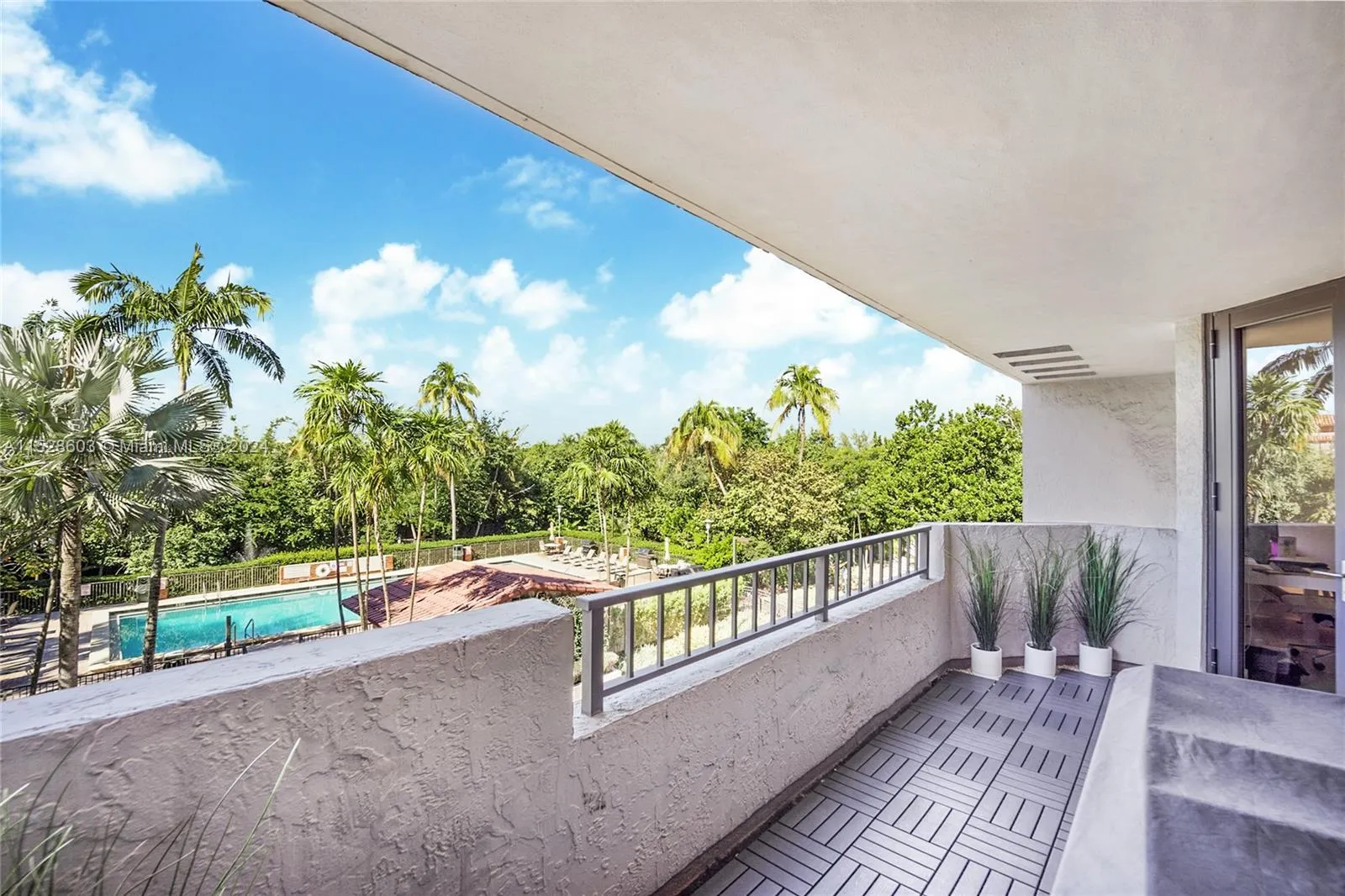 Key Biscayne, Florida 33149, United States, 2 Bedrooms Bedrooms, ,2 BathroomsBathrooms,Residential,Pending,65463