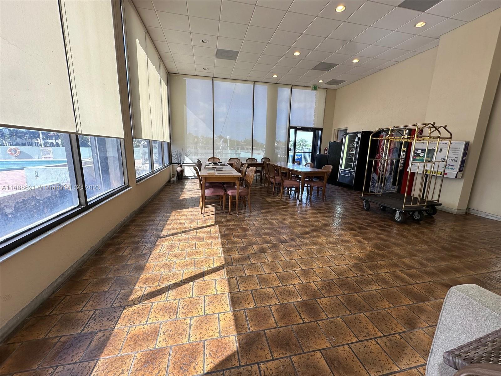 5838 CONDOMINIUM - Residential Lease