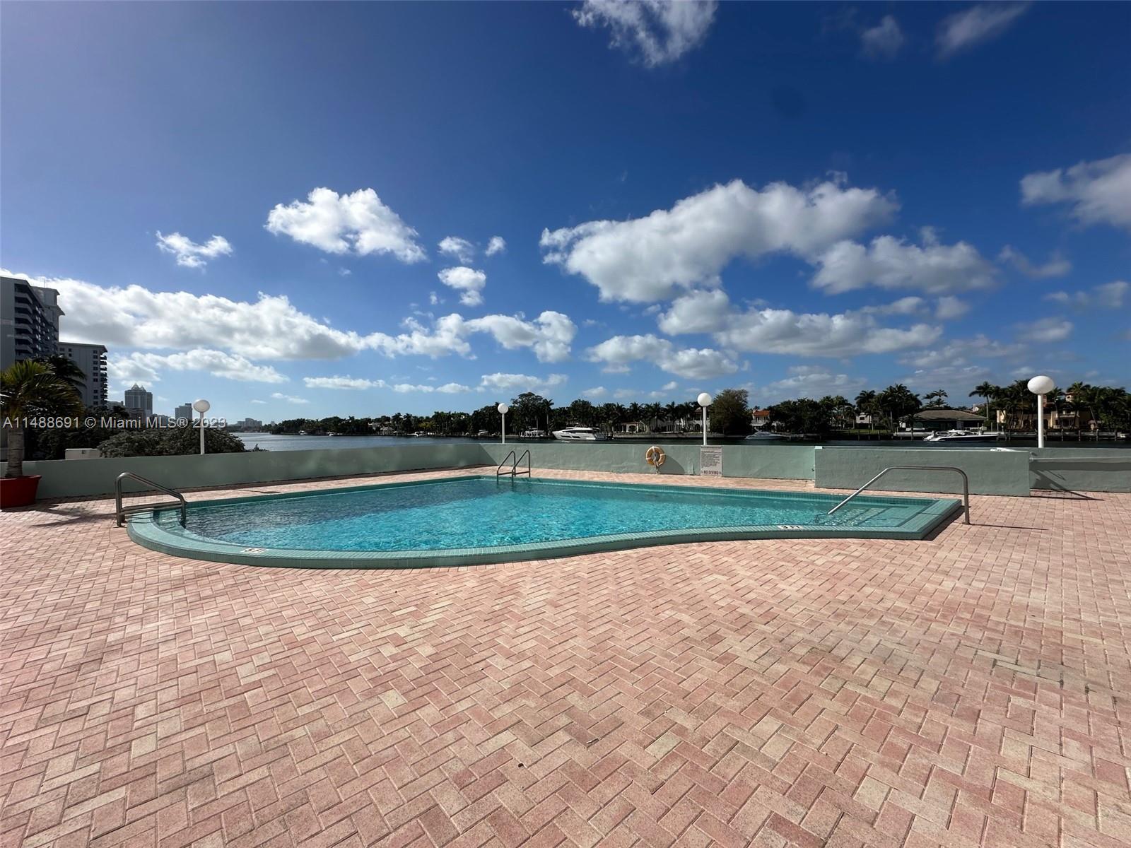 5838 CONDOMINIUM - Residential Lease