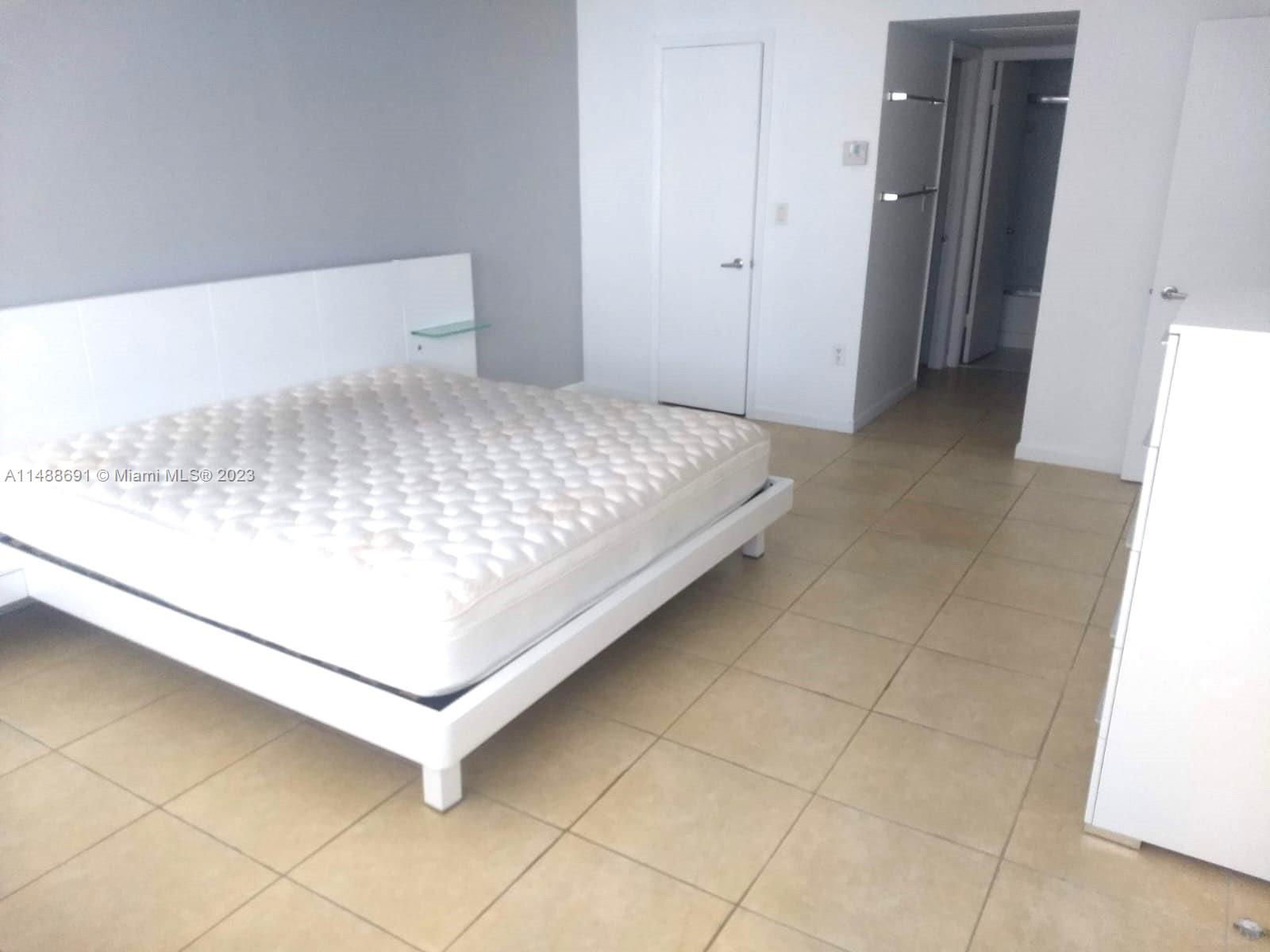 5838 CONDOMINIUM - Residential Lease