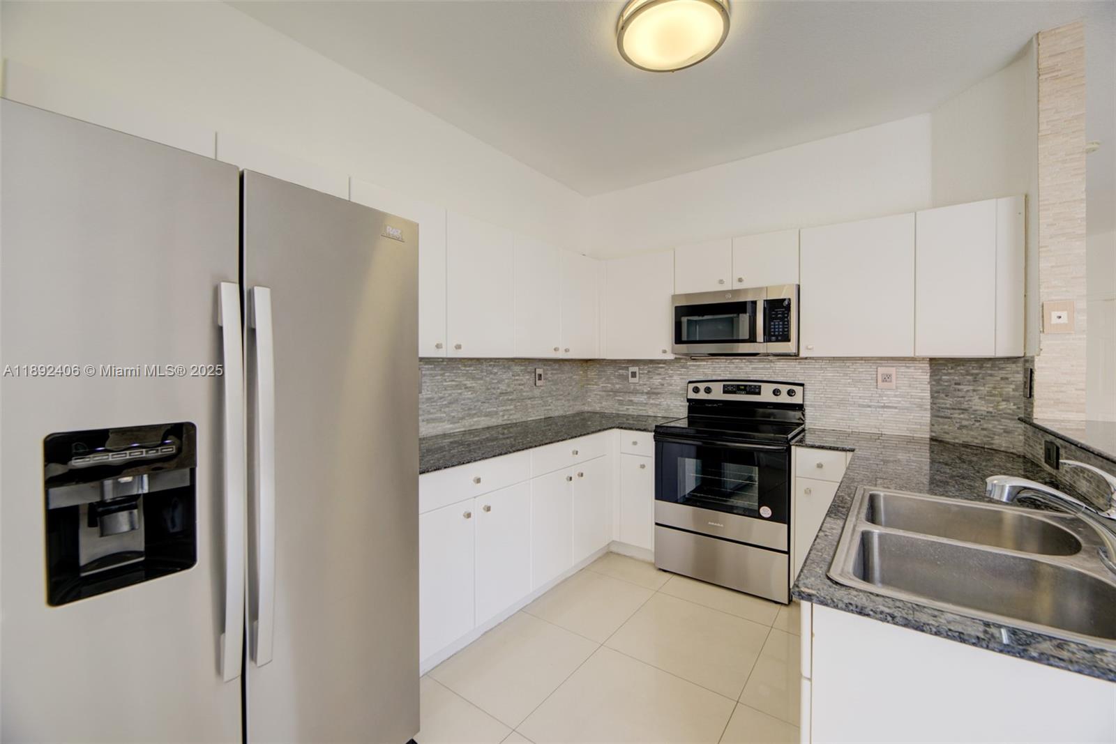 ISLANDS AT DORAL 1ST ADDN - Residential Lease