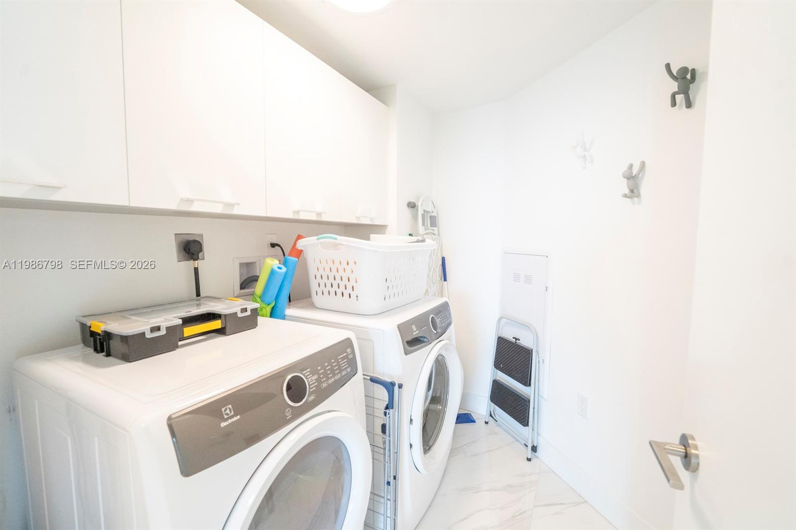 PARQUE TOWERS CONDO - Residential Lease