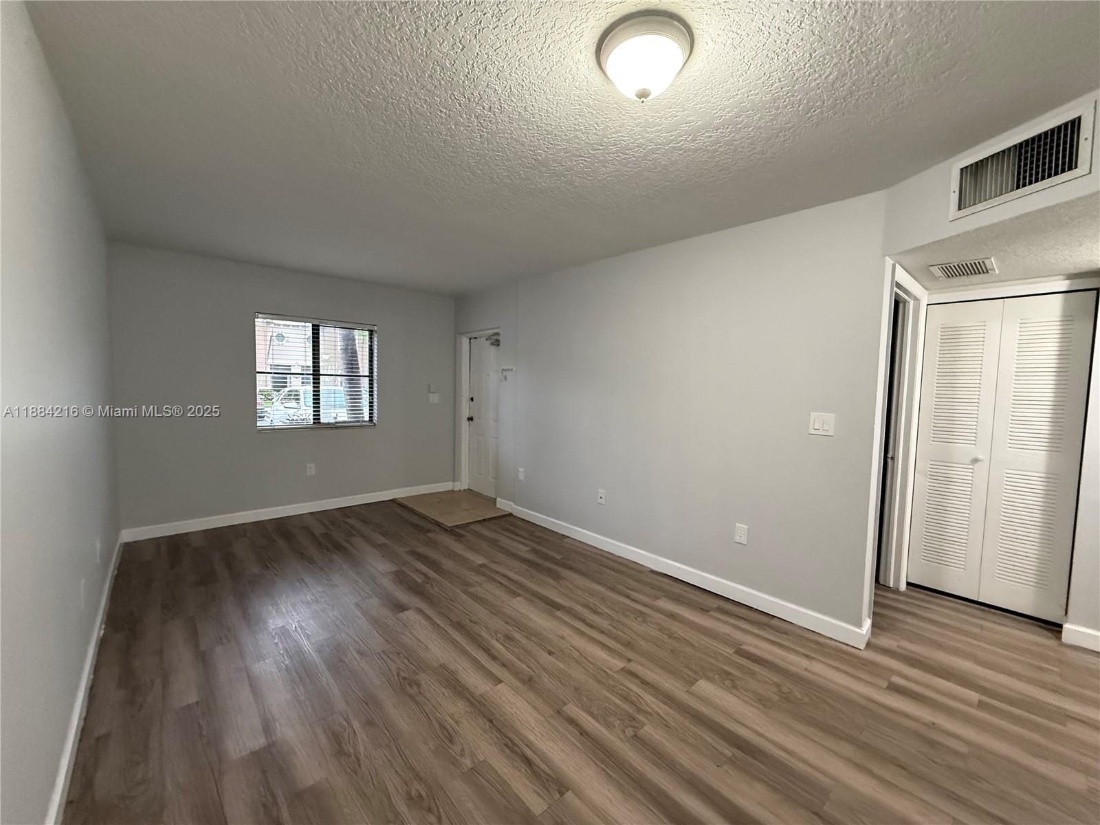 THE COURTS AT BAYSHORE II - Residential Lease