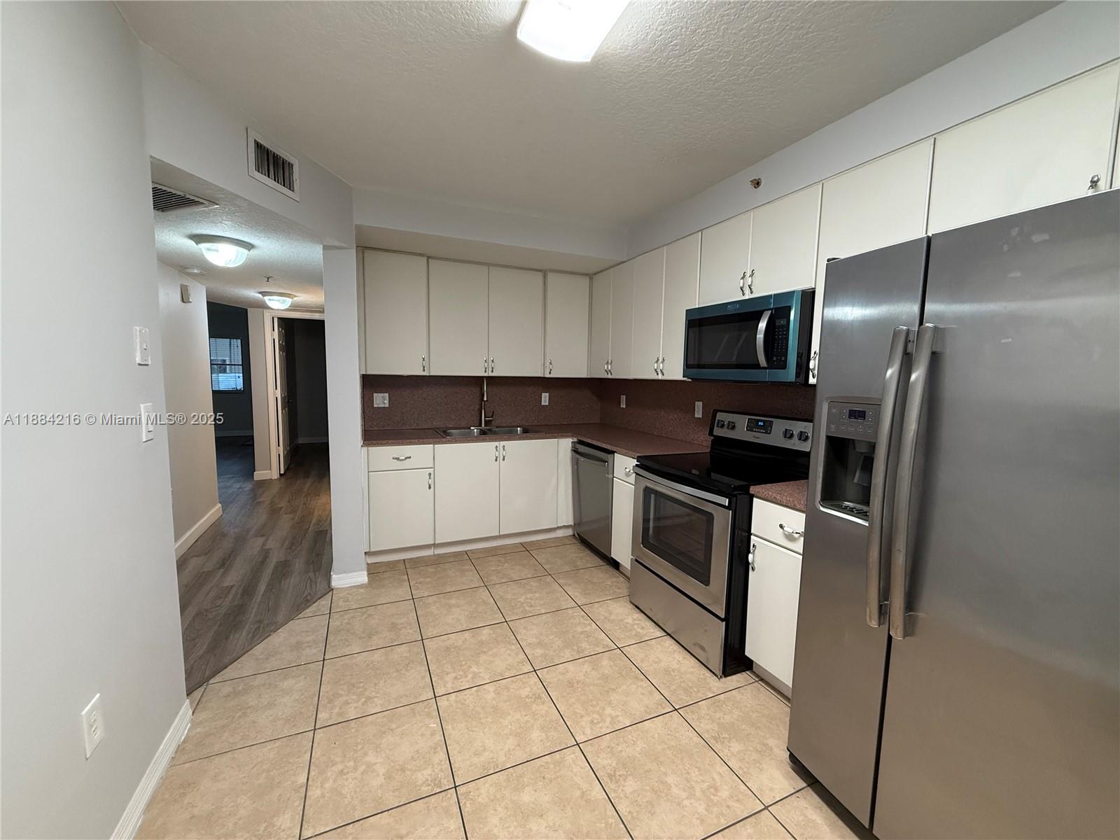THE COURTS AT BAYSHORE II - Residential Lease