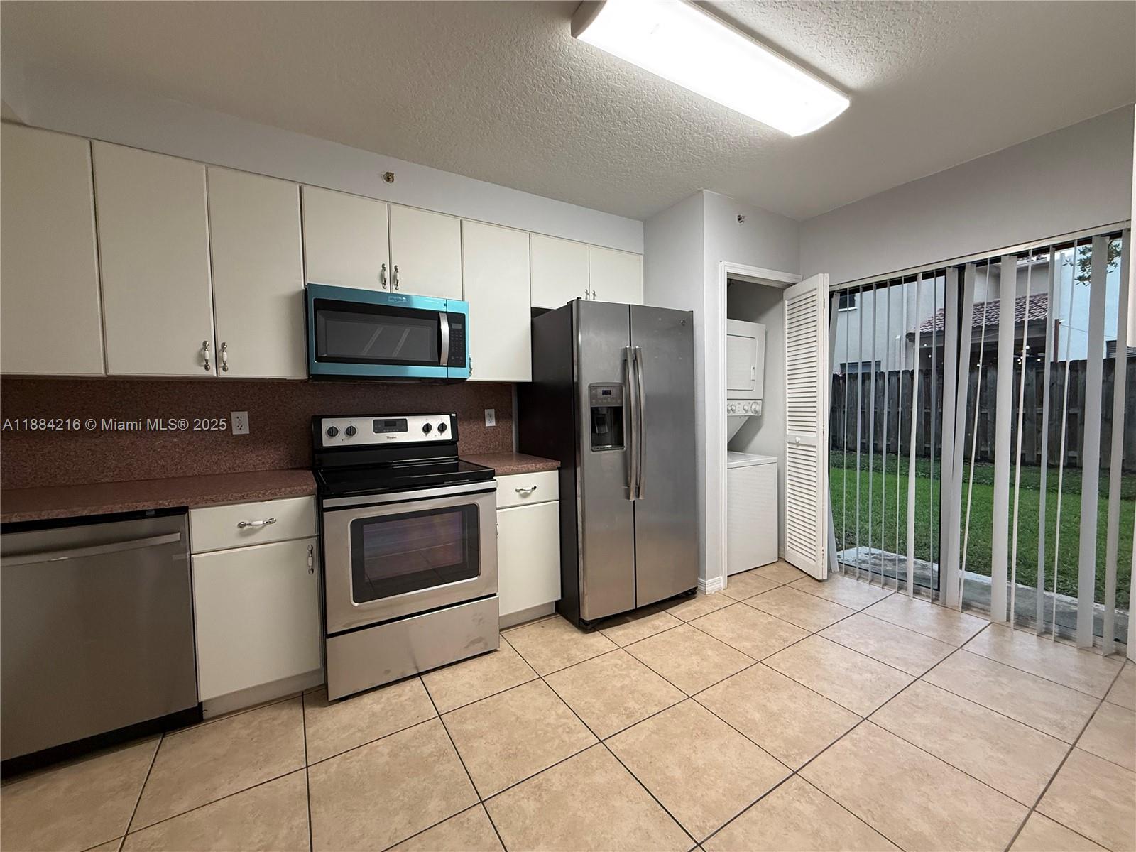THE COURTS AT BAYSHORE II - Residential Lease