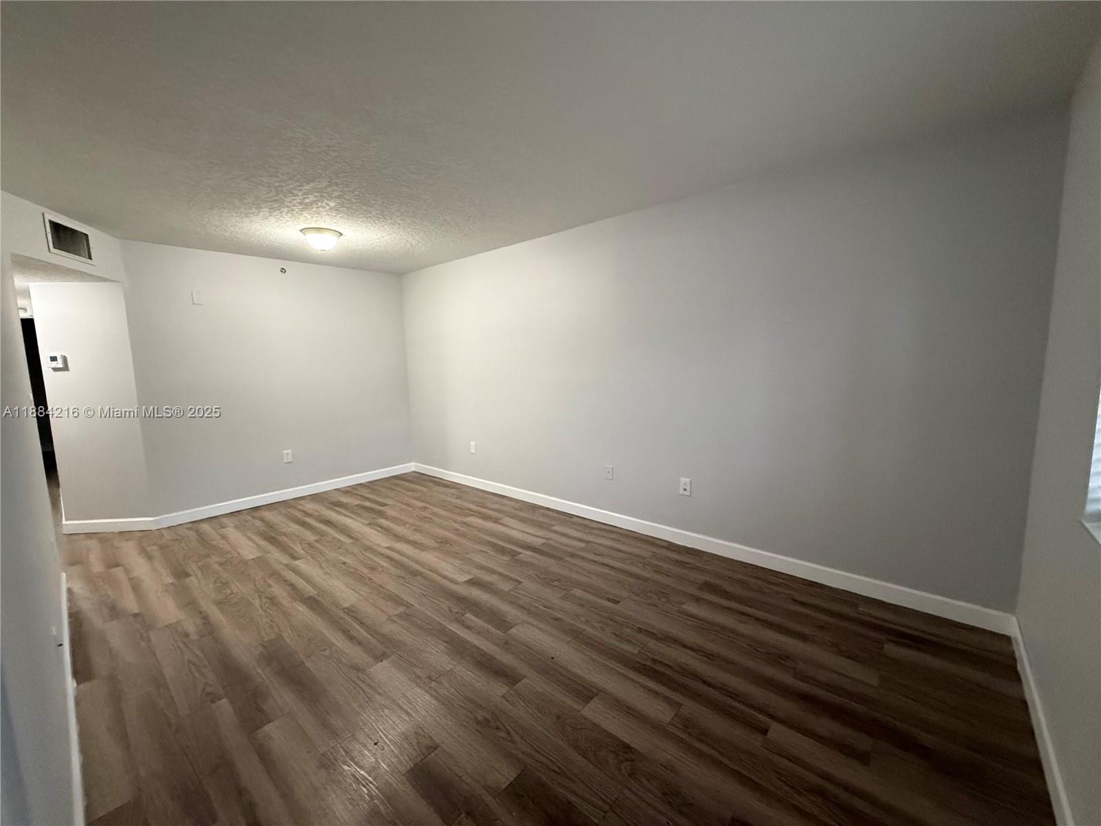 THE COURTS AT BAYSHORE II - Residential Lease