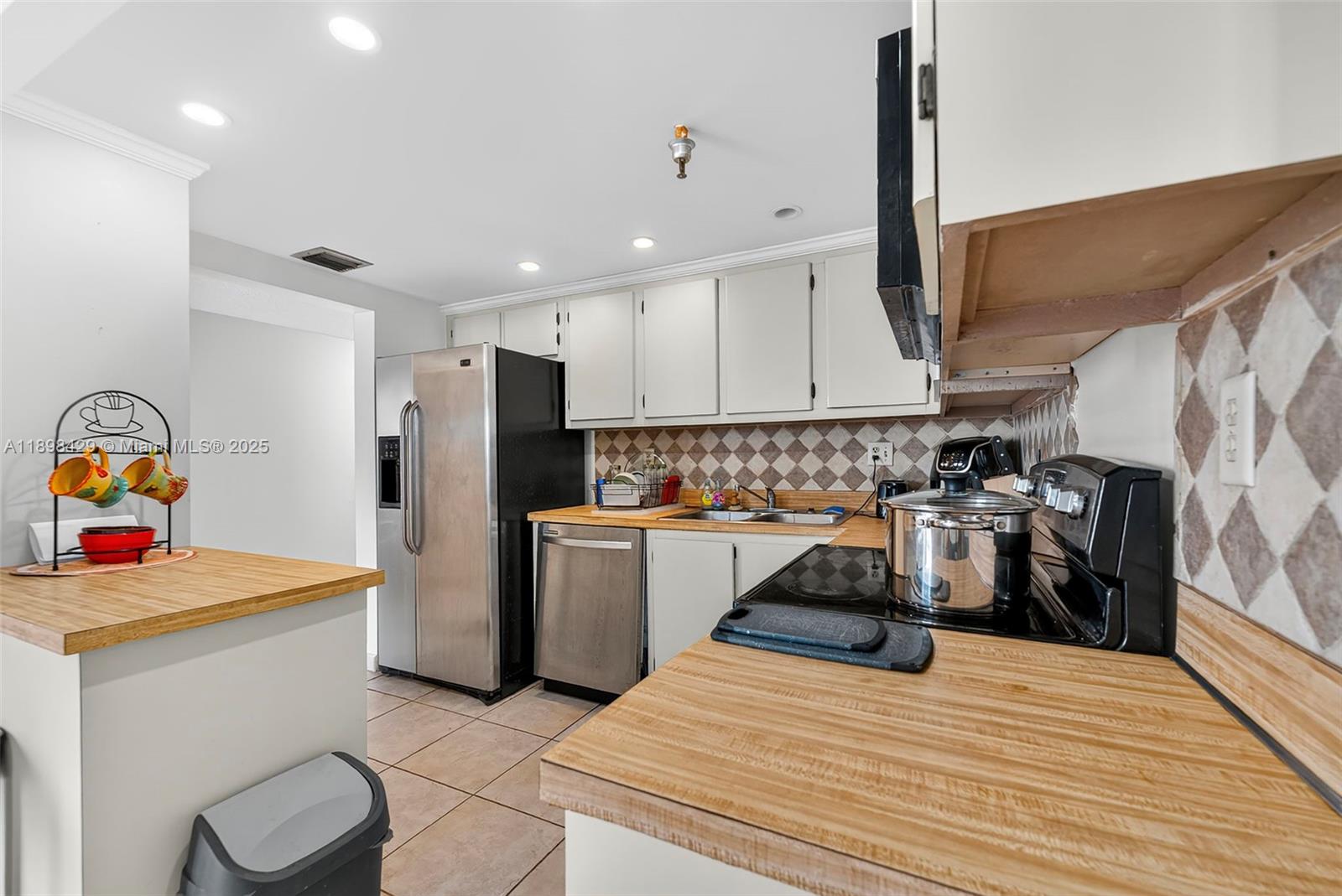 WINSTON TOWERS 700 CONDO - Residential