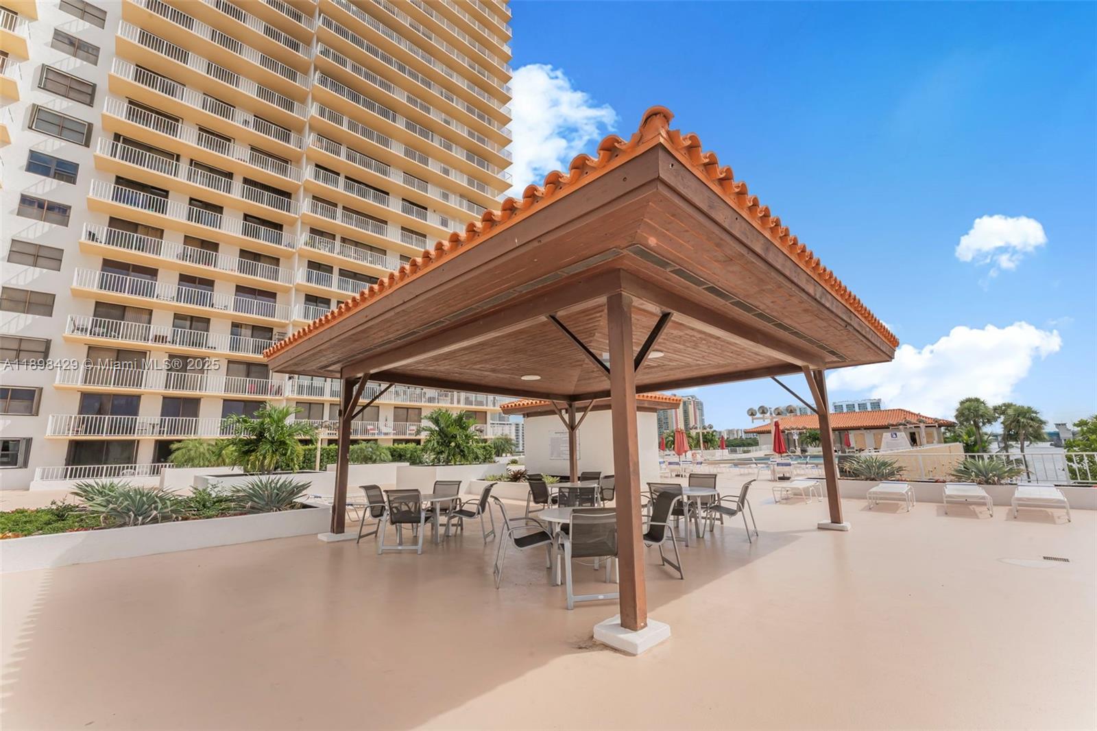 WINSTON TOWERS 700 CONDO - Residential