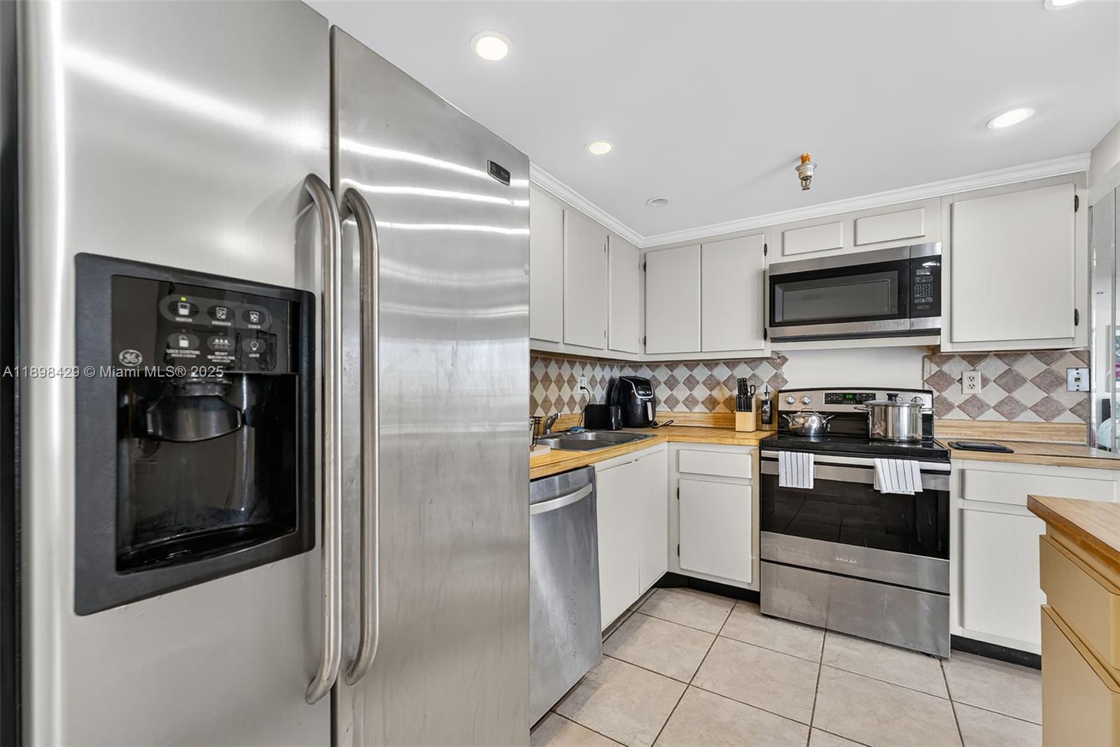 WINSTON TOWERS 700 CONDO - Residential