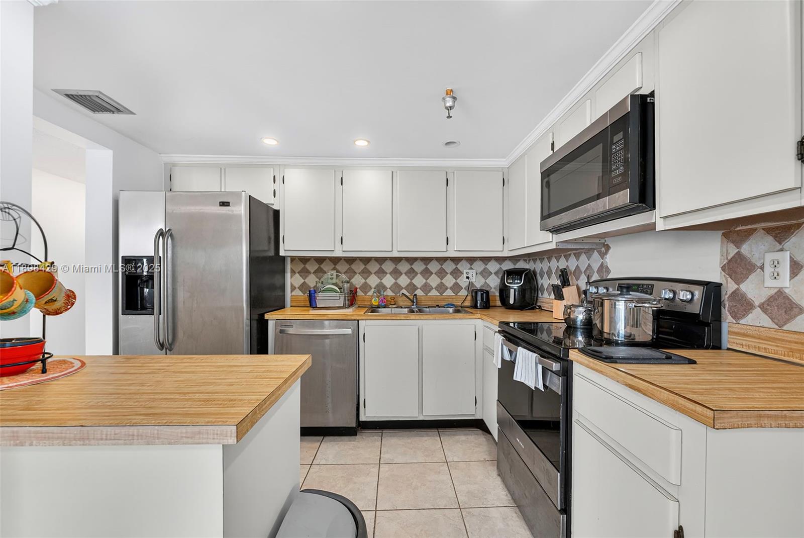 WINSTON TOWERS 700 CONDO - Residential