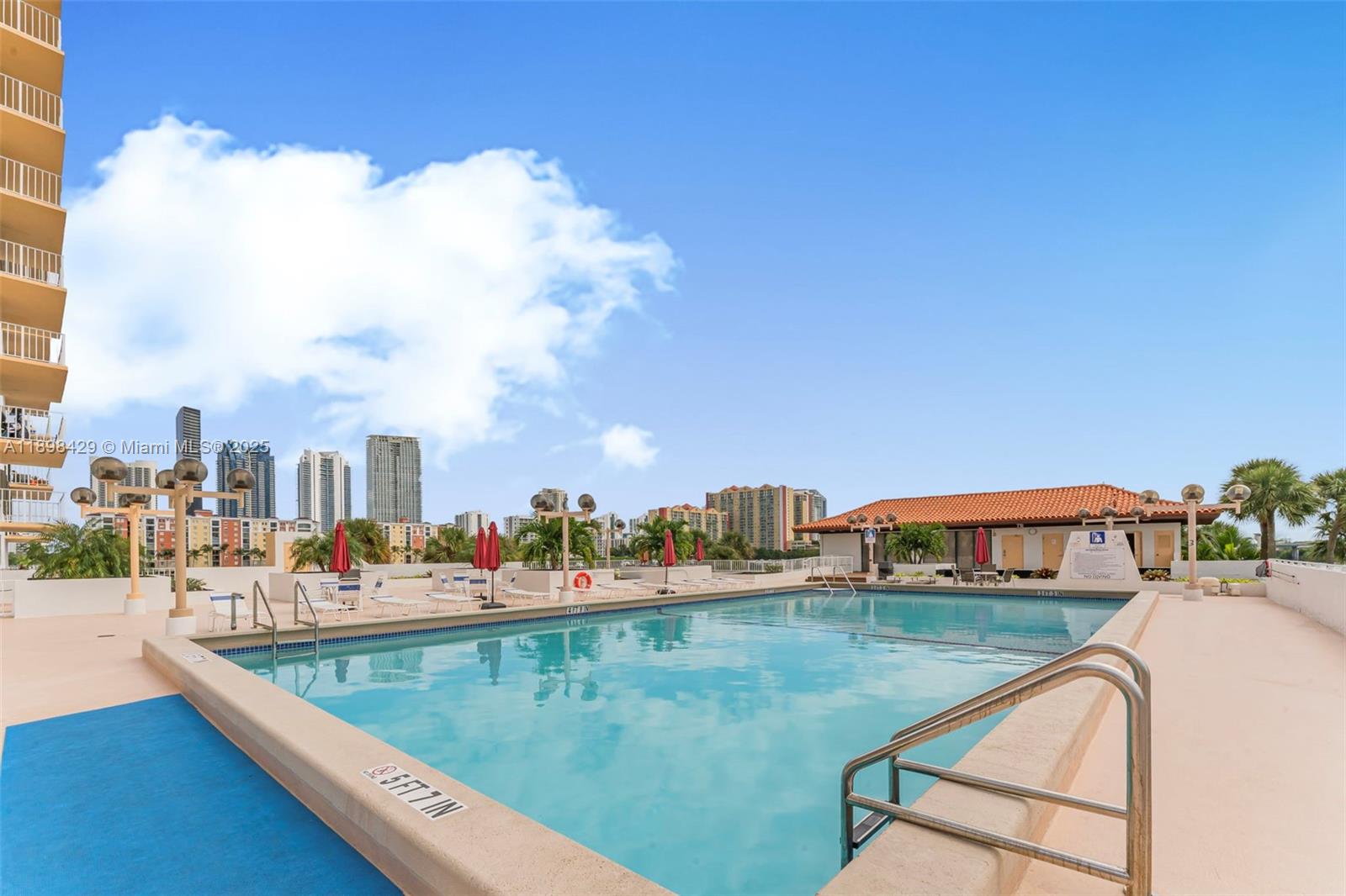 WINSTON TOWERS 700 CONDO - Residential