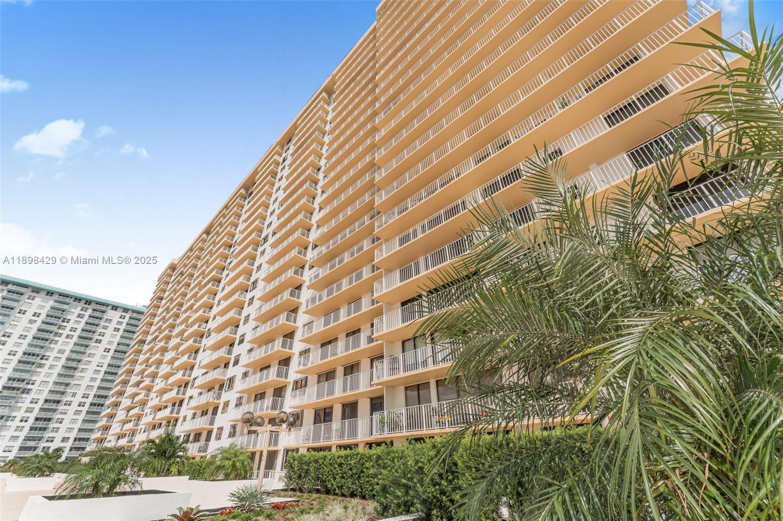 WINSTON TOWERS 700 CONDO - Residential