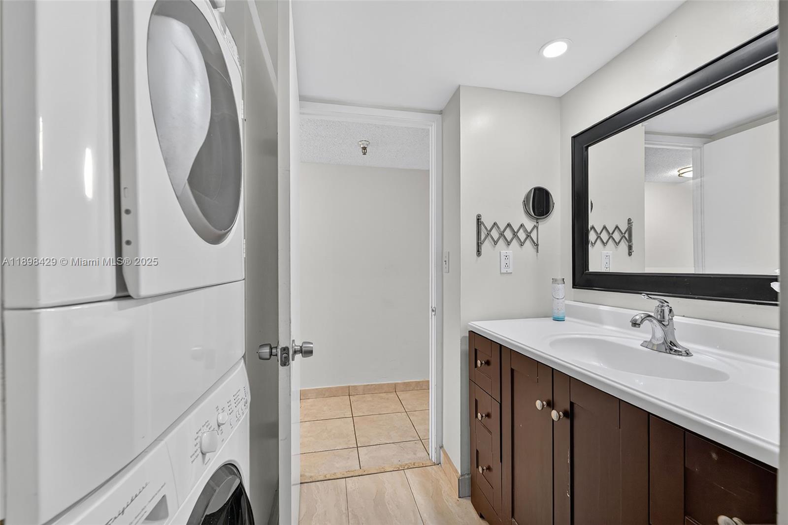 WINSTON TOWERS 700 CONDO - Residential