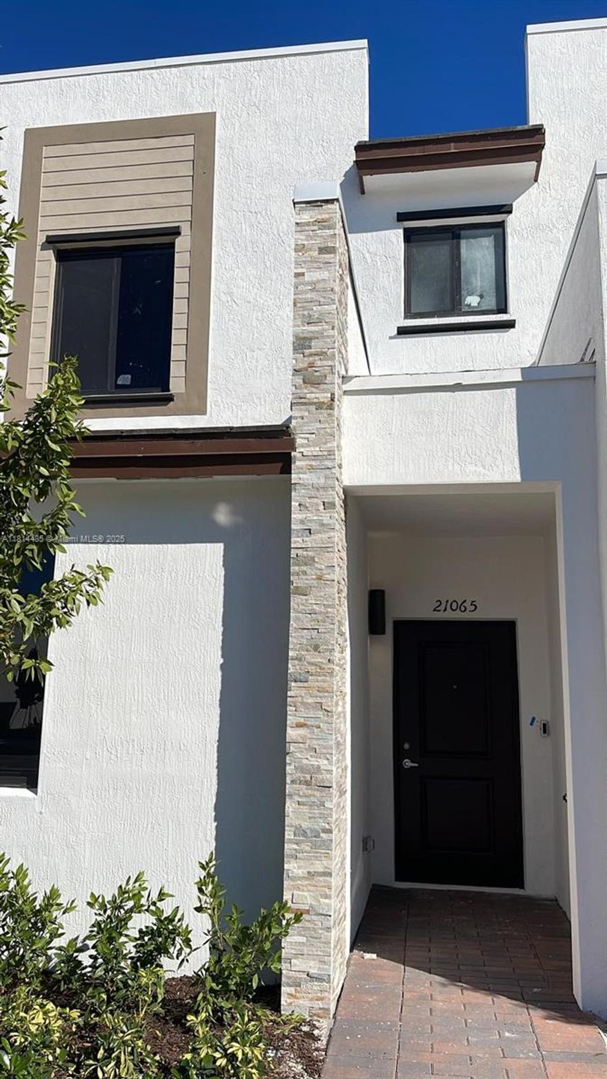 BEAUTIFUL VILLA AT VISTAS AT VIA VENTURA! NEW COMMUNITY WITH GORGEOUS CLUB HOUSE , POOL , GYM , PLAYGROUND FOR KIDS. 3 BEDROOMS AND 3 FULL BATHROOMS , 1 BEDROOM DOWNSTAIRS AND 2 WITH OWN BATH UPSTAIRS, BEAUTIFUL. Quarzo Countertop, SS appliances. Come to see it and make it your own home!!
The association require 650 Credit Score and clean Background