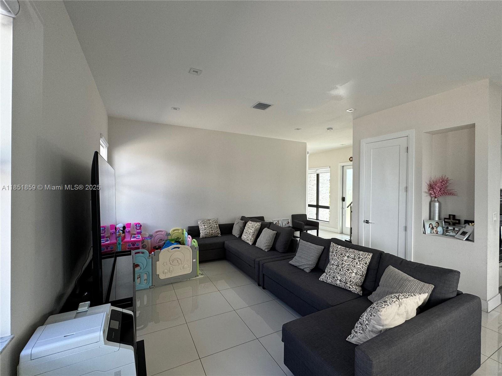 DOWNTOWN DORAL SOUTH PHAS - Residential Lease