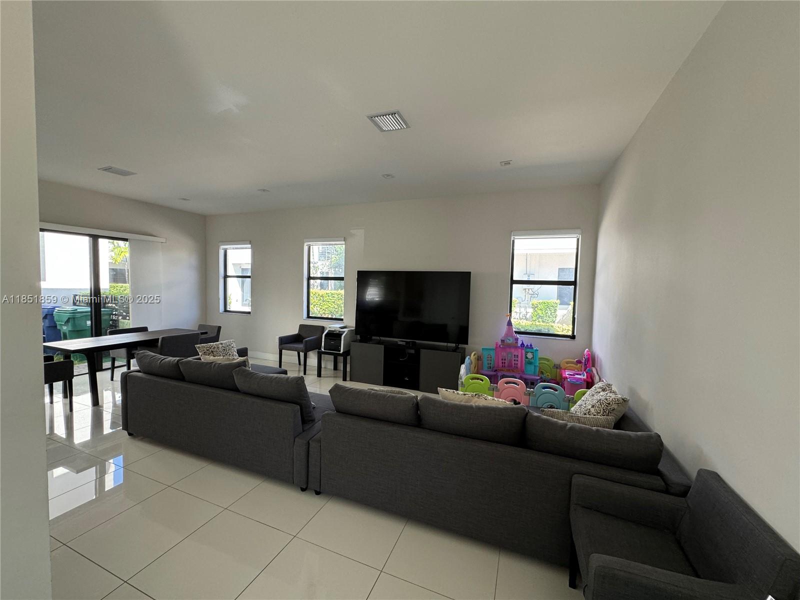 DOWNTOWN DORAL SOUTH PHAS - Residential Lease