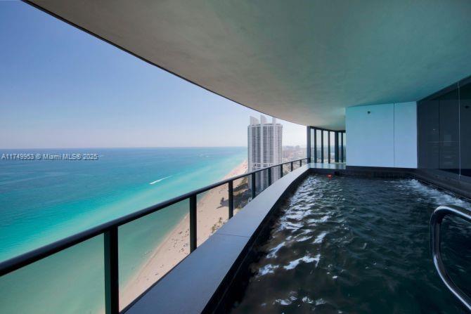 18555 COLLINS AVENUE COND - Residential