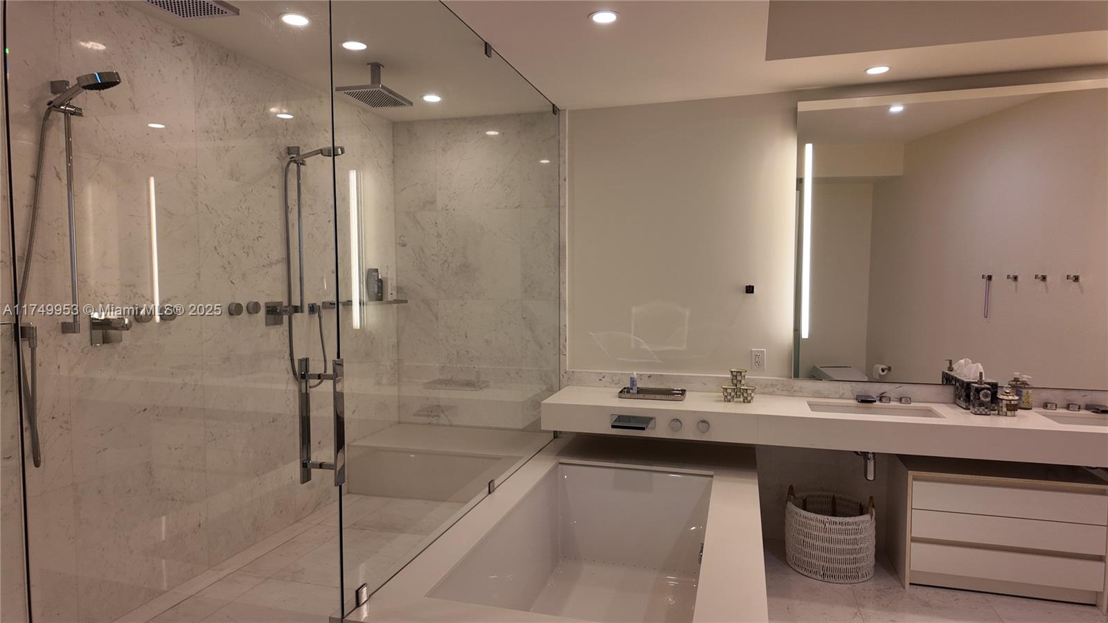 18555 COLLINS AVENUE COND - Residential