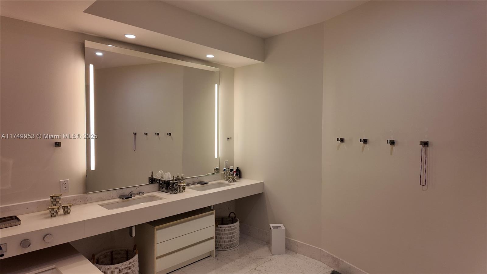 18555 COLLINS AVENUE COND - Residential