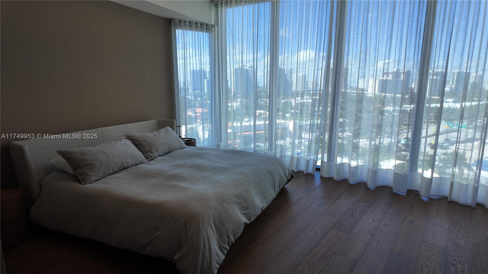 18555 COLLINS AVENUE COND - Residential