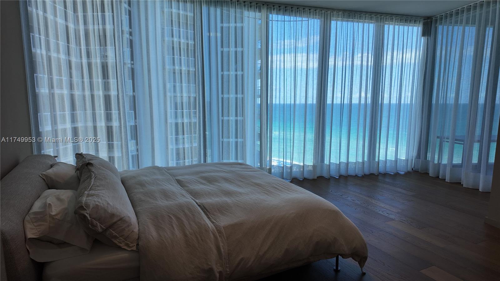 18555 COLLINS AVENUE COND - Residential