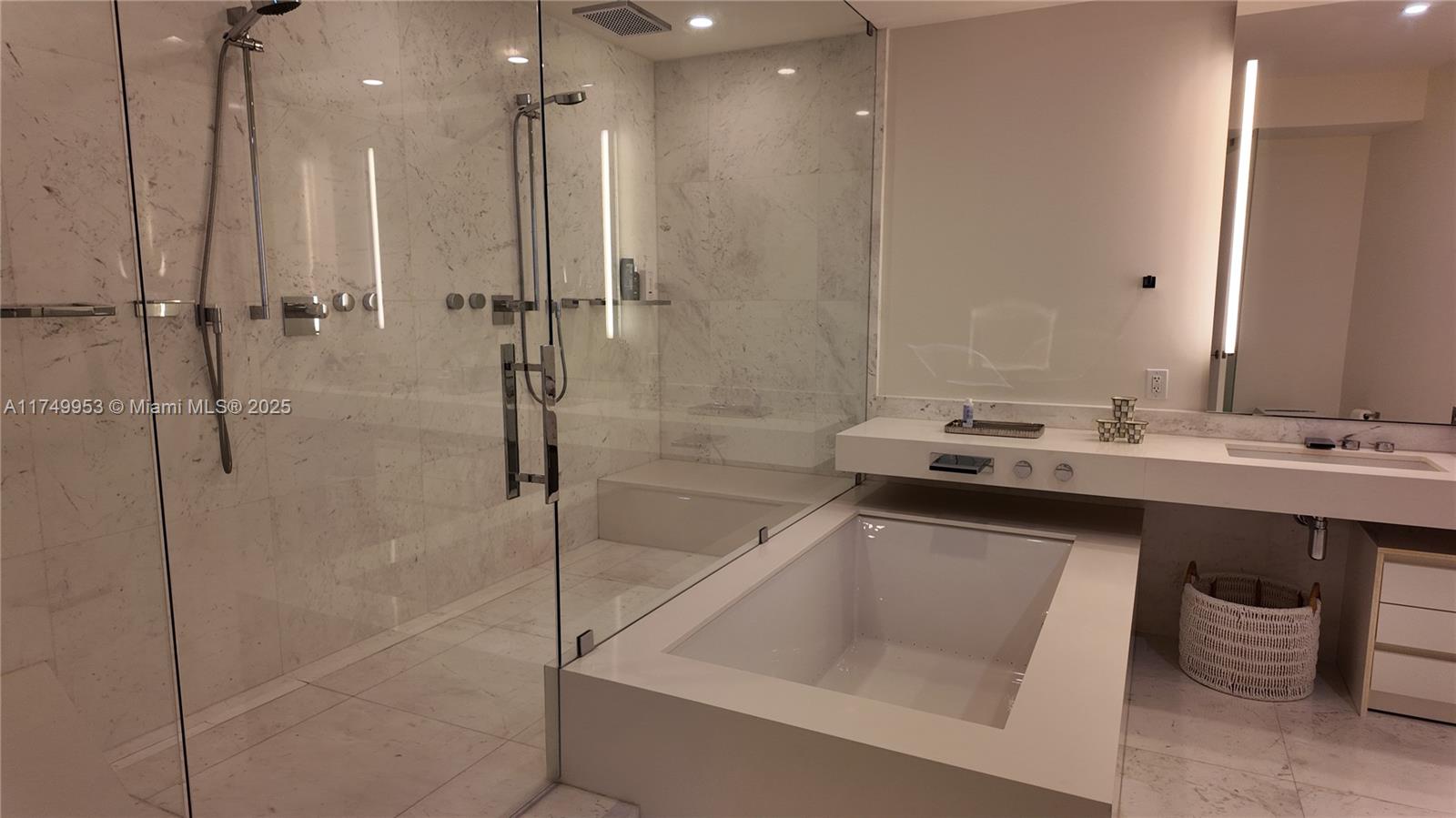 18555 COLLINS AVENUE COND - Residential
