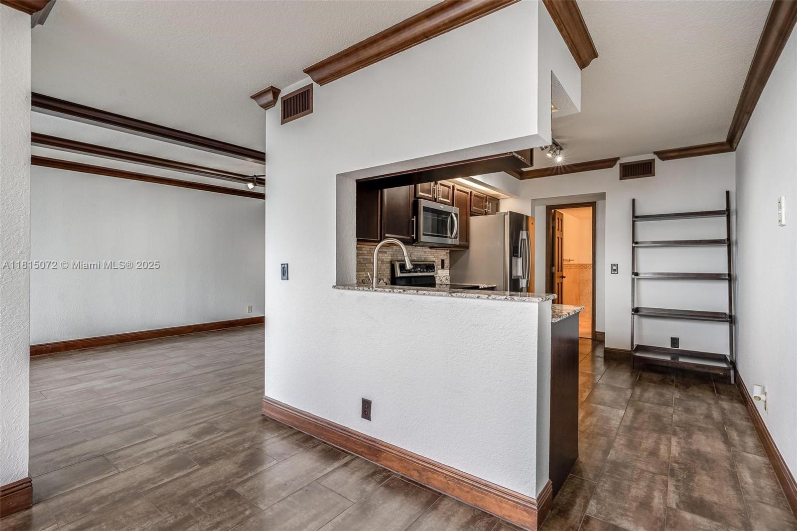 LAKE EMERALD CONDOMINIUM - Residential