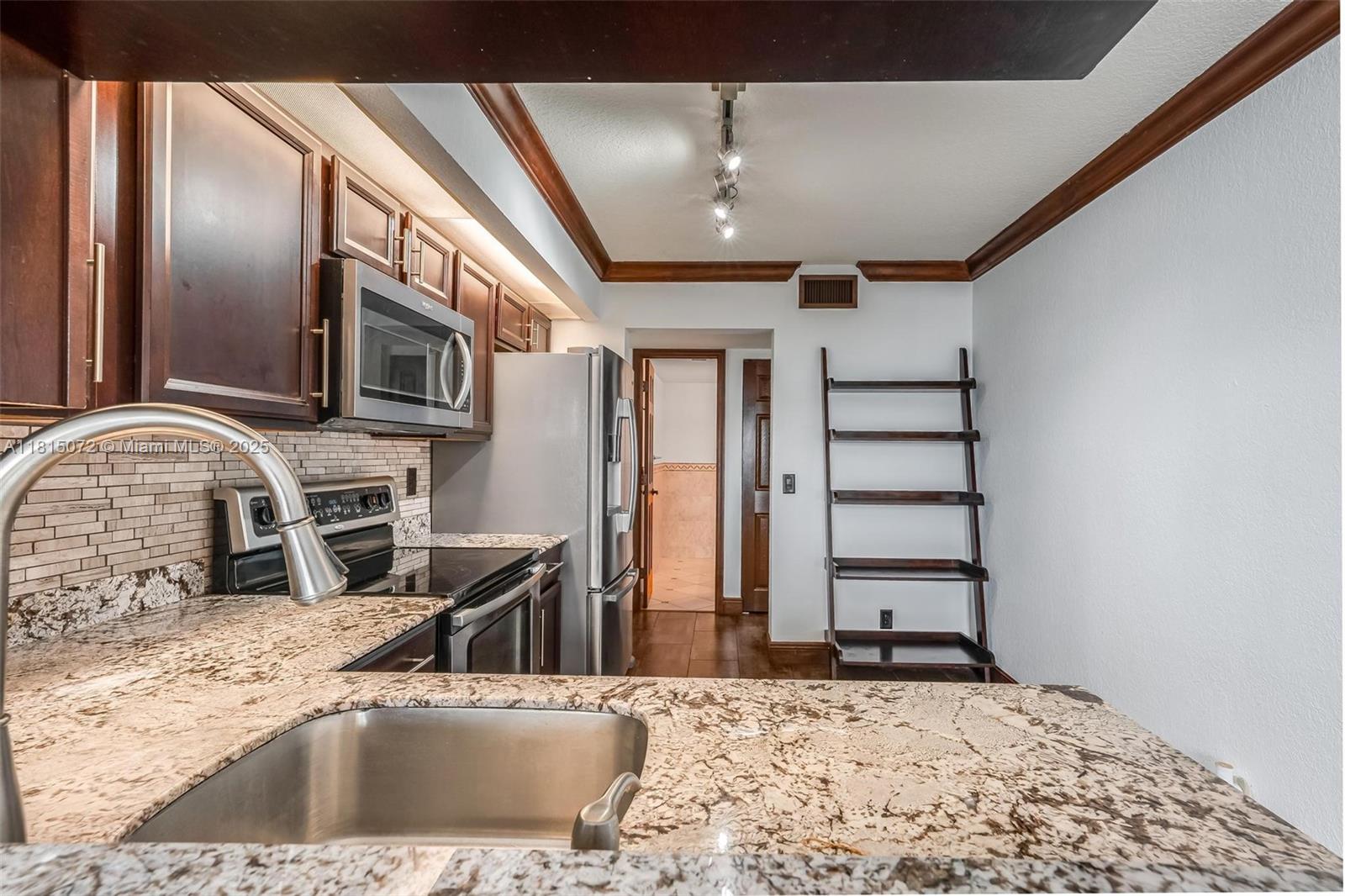 LAKE EMERALD CONDOMINIUM - Residential