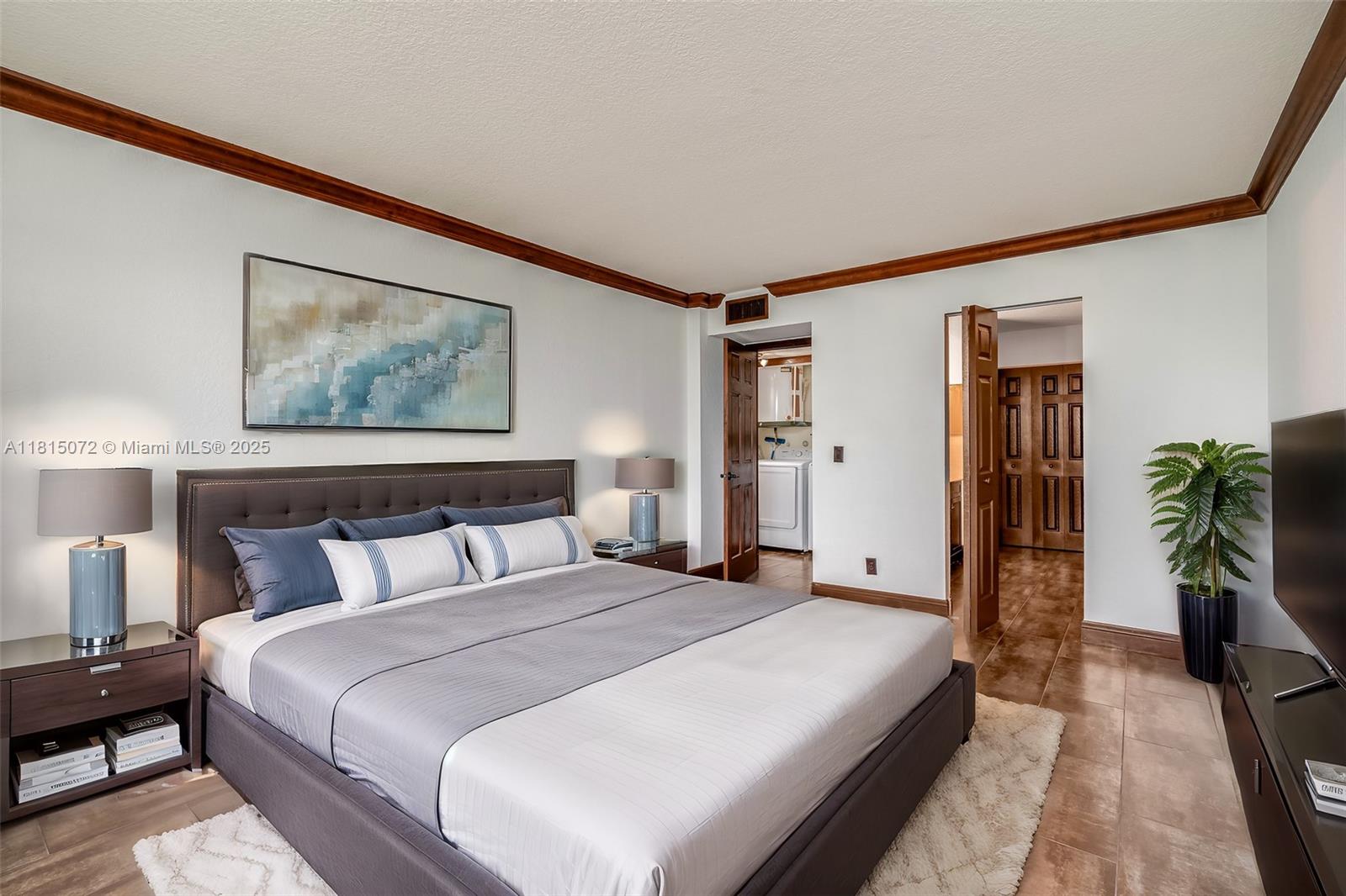 LAKE EMERALD CONDOMINIUM - Residential