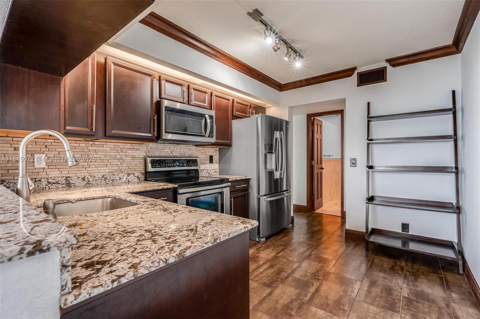LAKE EMERALD CONDOMINIUM - Residential