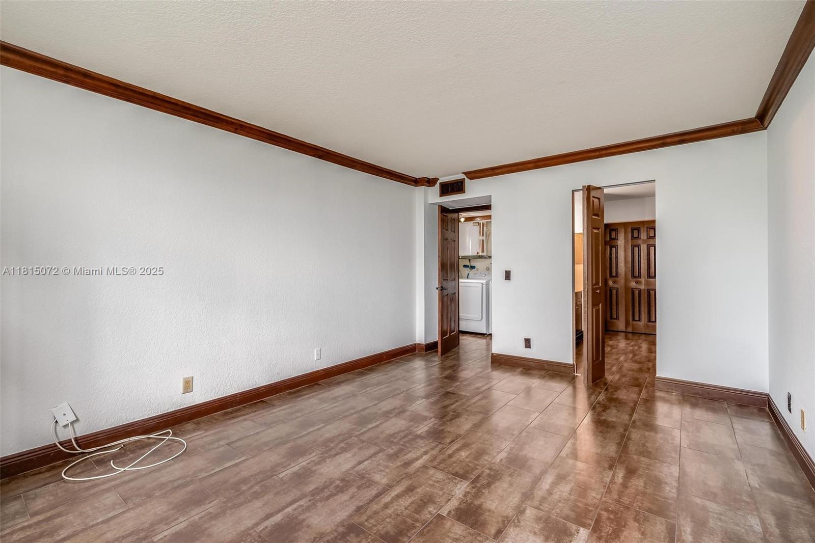 LAKE EMERALD CONDOMINIUM - Residential